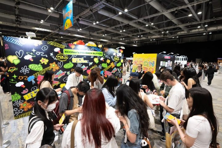 Fans writing messages to artists