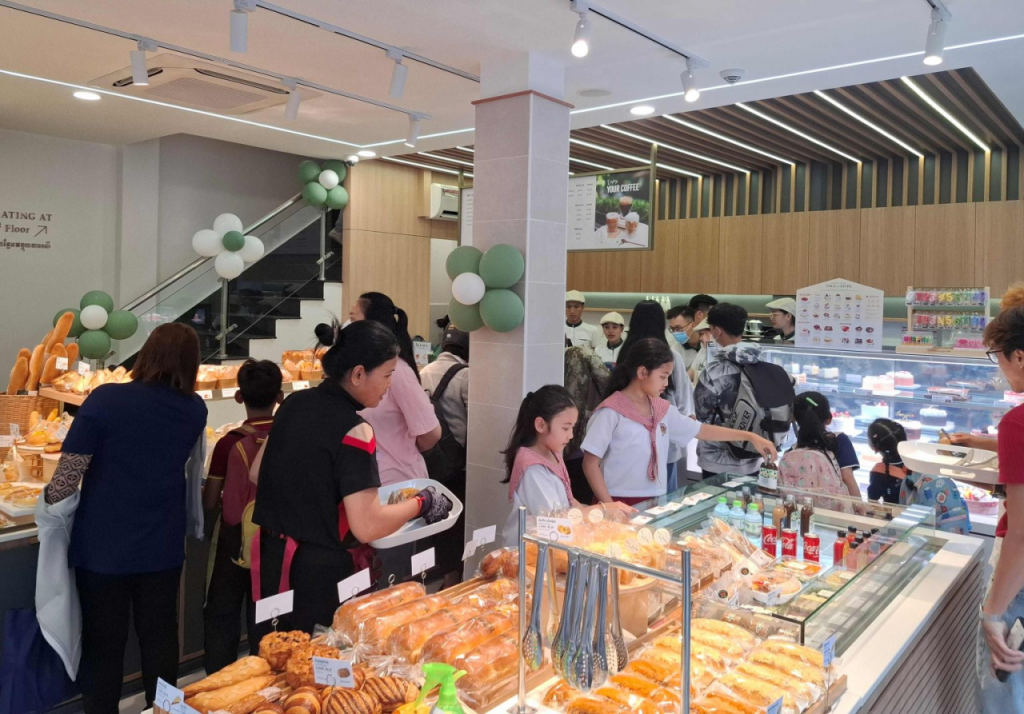 people shopping for baked goods at TOUS les JOURS