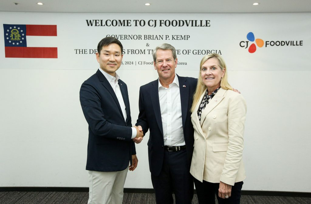 From the left: Chan-ho Kim, CEO of CJ Foodville, Gov. Brian Kemp of the U.S. State of Georgia and the First Lady, Marty Kemp commemorating business relations.