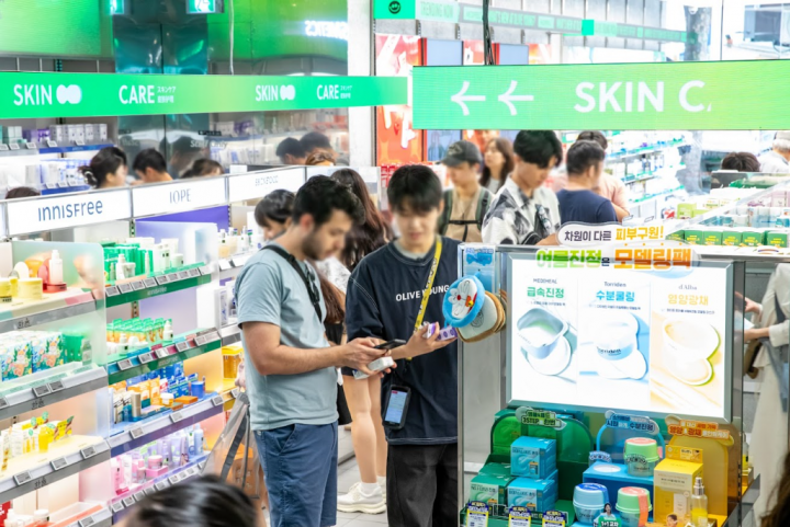 Multilingual staff are available to assist customers from all over the world with their queries