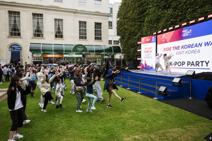 K-pop fans dance to popular numbers in the garden of Korea House
