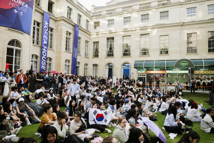 Crowds gather in the garden of Korea House to cheer for Team Korea
