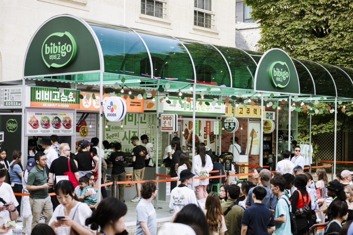 At bibigo-Zone, visitors enjoyed traditional Korean market ambience