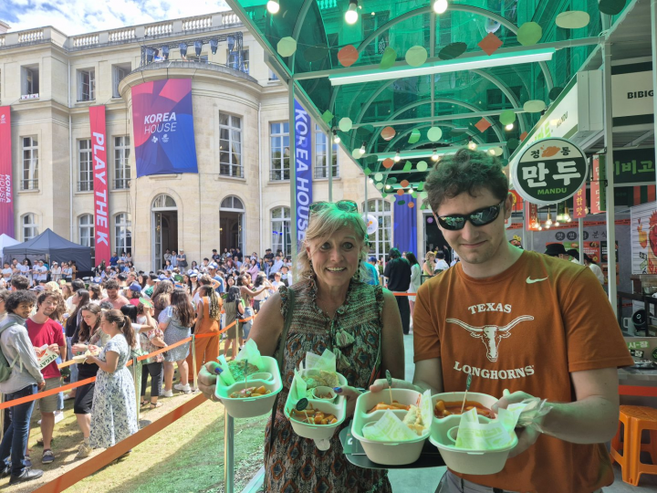 Visitors sample bibigo products such as tteokbokki, mandu, rice balls and kimchi