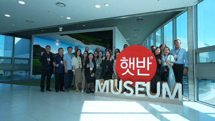 Group photo behind CJ's Hetbahn museum