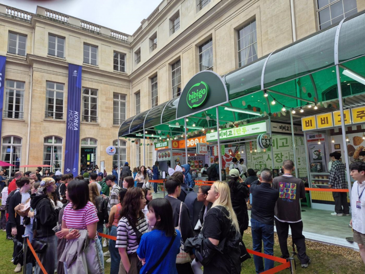 Visitors lining up in front of the bibigo-Zone
