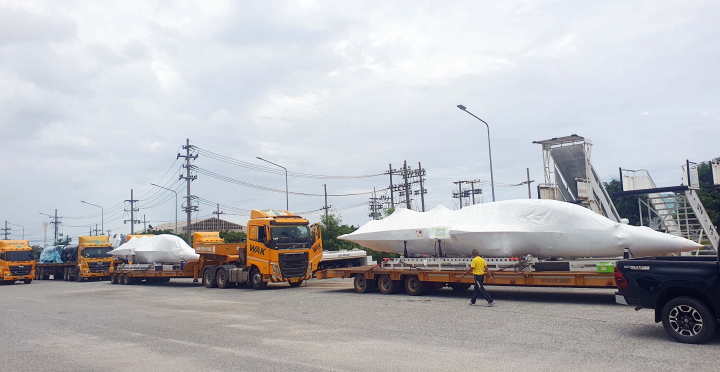 Horizontal view of the transportation of two T-50TH fighter jets to Thailand
