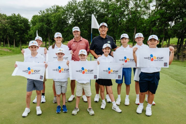 Participants of the Bridge Kids program together with players Ryan Palmer (left) An Byeong-hun (right)

