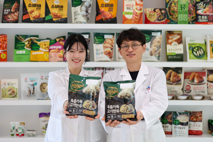 Image of bibigo design team holding bibigo mandu