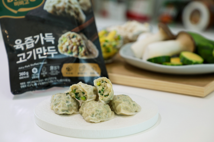 bibigo mandu ontop of white plate next to packaging