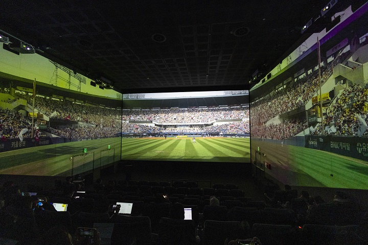 Sports broadcasts with SCREENX
