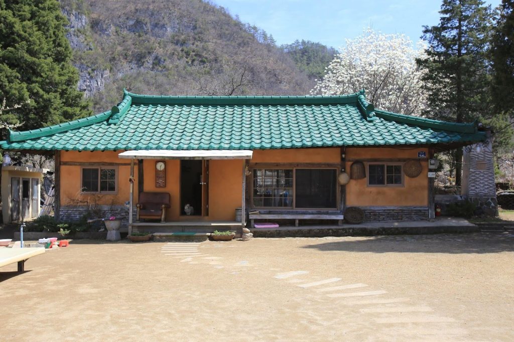 Image of a Minbak from “Three Meals a Day”