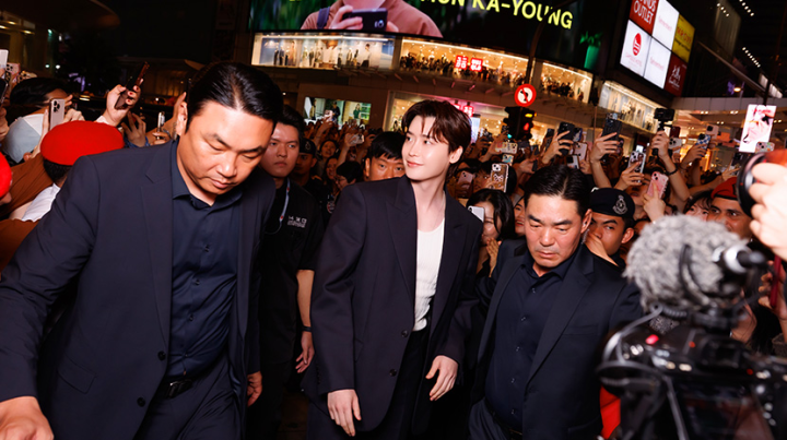 Lee Jong-suk arriving at Pavilion, Kuala Lumpur for “Law and the City” Star Tour