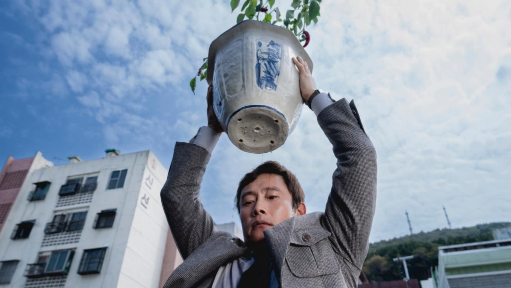Scene of Lee Byung-hun throwing a vase in “No Other Choice”