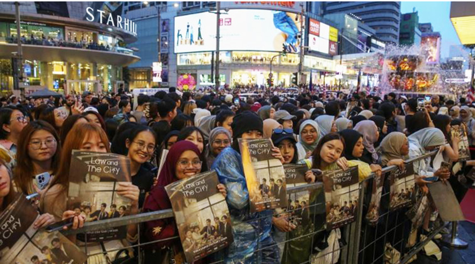Malaysian fans holding Law and the City posters