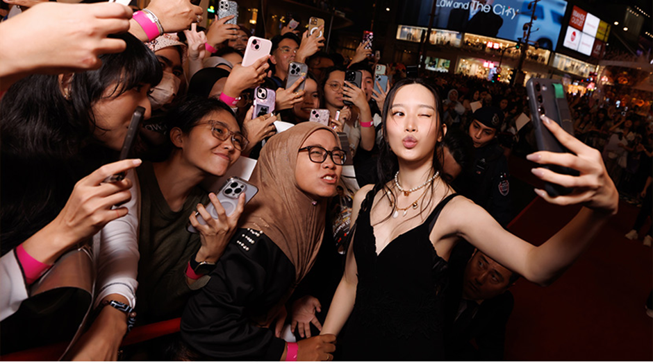 Mun Ka young taking selfies with Malaysian fans