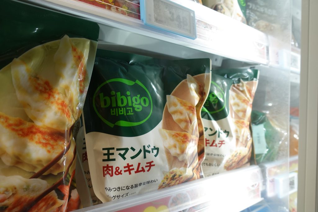 Packaged bibigo Mandu on the shelves at a convenience store.