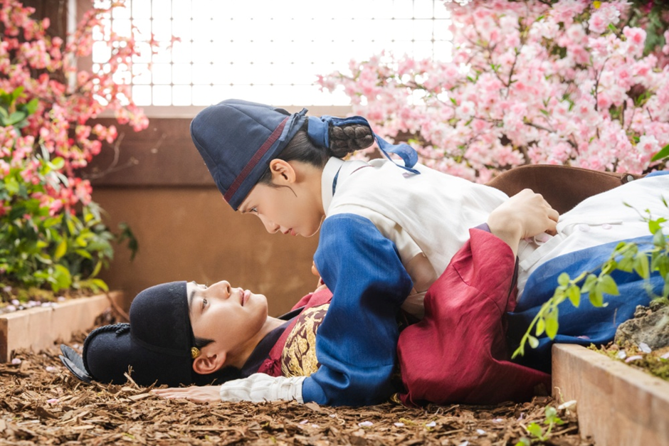 Romantic scene from “Bon Appétit, Your Majesty”