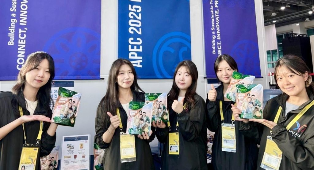 APEC 2025 staff enjoying bibigo Seaweed Snacks