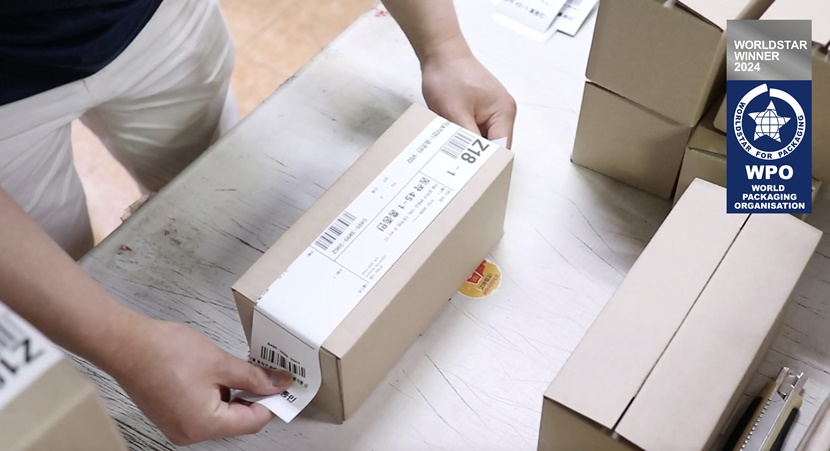 Individual applying CJ Logistics’ Tapeless Delivery Packaging Solution
