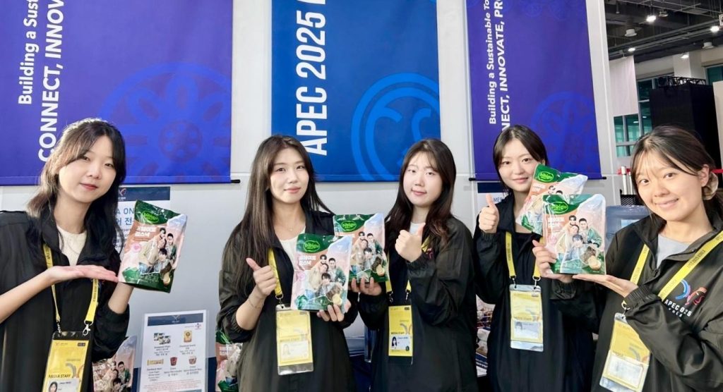 APEC 2025 staff enjoying bibigo Seaweed Snacks