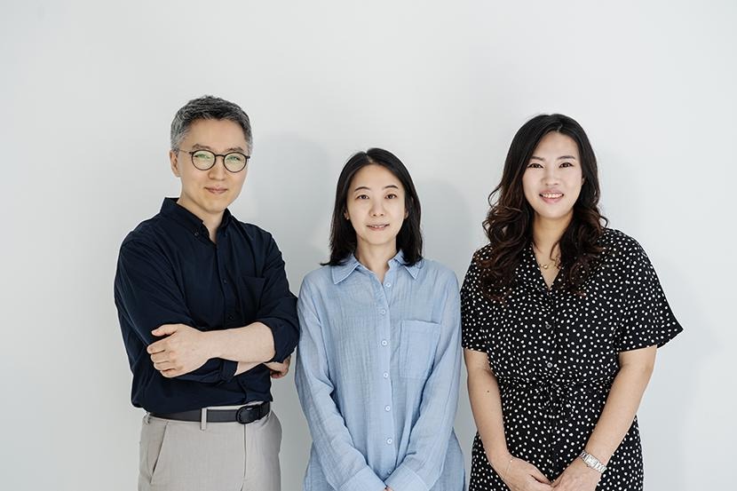 Jeong Chang-ik, Baek Hyun-jung and Ko Hae-jung smile at the camera.
