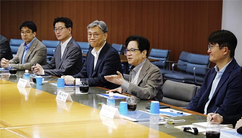 CJ Group Chairman Lee Jay-hyun, second from the right, holding a meeting at CJ Japan’s regional headquarters.
