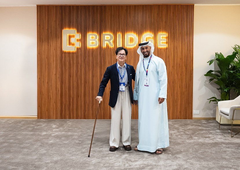 CJ Group Chairman Lee Jay-hyun and Chairman of the UAE National Media Office Abdulla Al Hamed stand next to each other and smile.