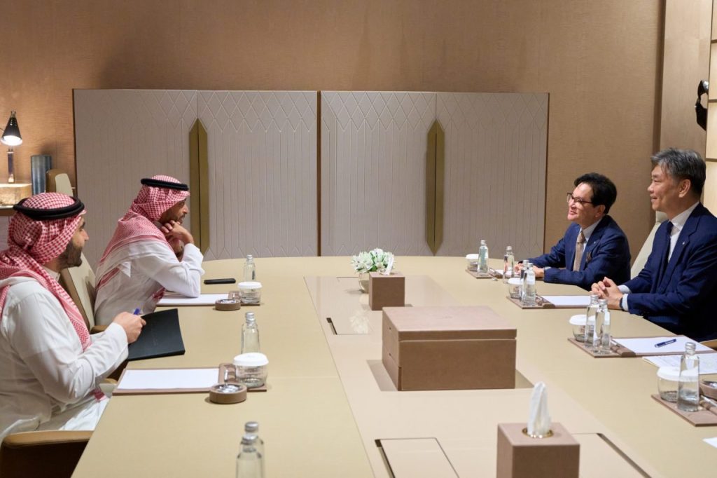 Image of CJ Group Chairman Lee Jay Hyun discussing business plans with Saudi Arabian officials