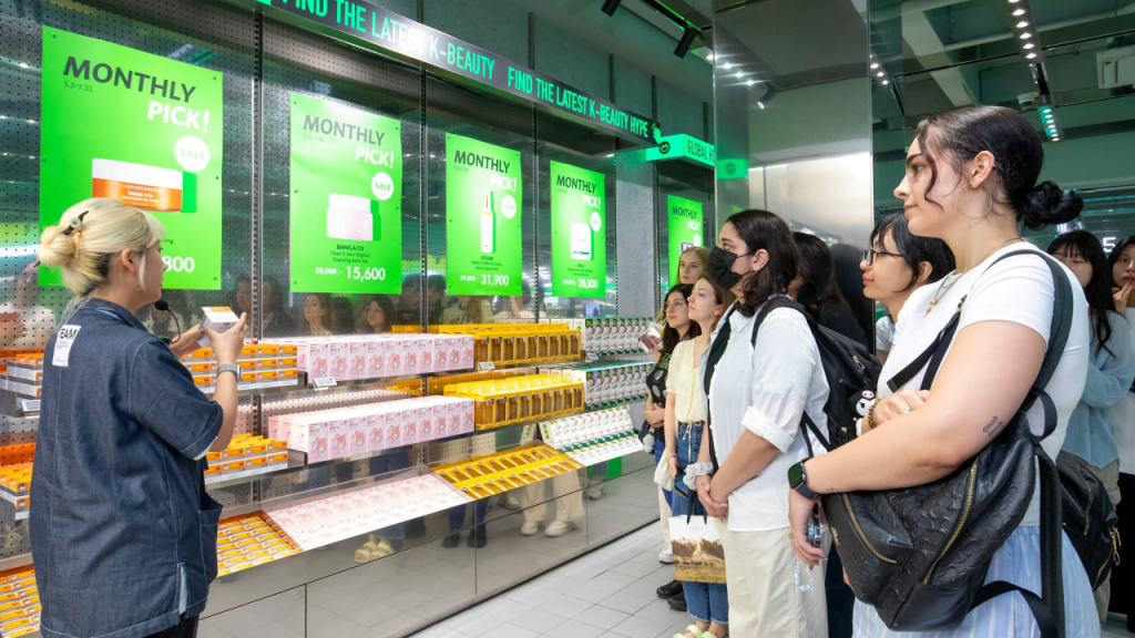  A “K-Beauty Docent Tour” being held for international customers at an Olive Young store