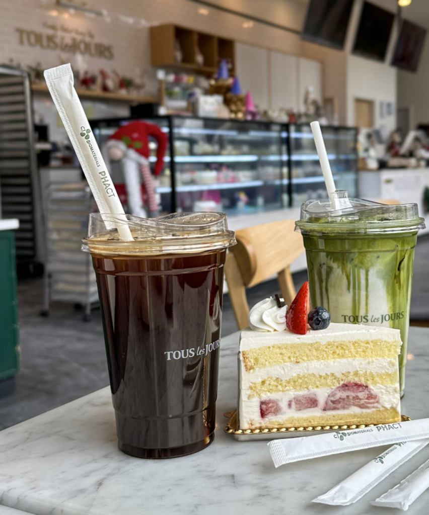 Image of TOUS les JOURS drinks with CJ Biomaterials PHACT plant-based straws