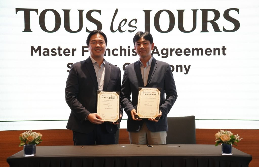 TOUS les JOURS Master Franchise signing with president director of CJ Foodville Indonesia Jeong Soo-won (right) and Stream Empire CEO Justin Lim (left)