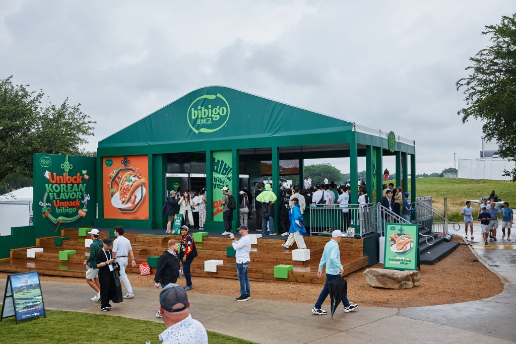 The bibigo booth draws golf fans with bold Korean-inspired dishes and snacks.