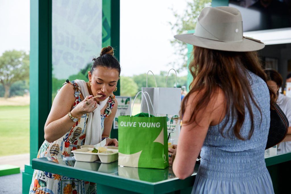 Golf fans enjoy exciting moments and memorable flavors throughout THE CJ CUP.