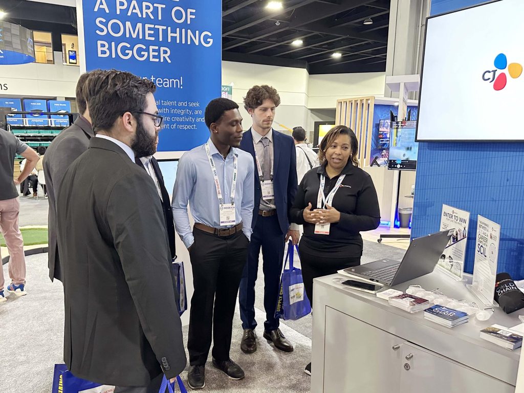 A CJ employee explains cold chain logistics services and the company’s AI-based logistics management system to visitors.