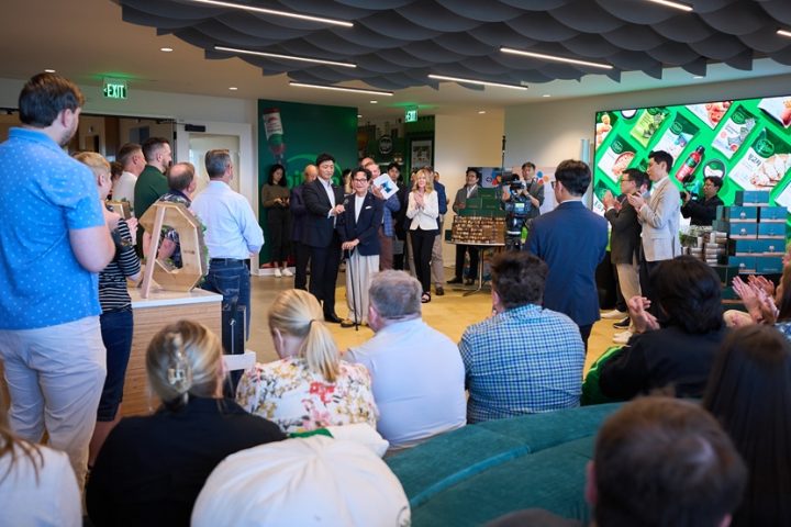 Chairman Lee addresses a large group of employees at the CJ Foods office in Minnesota.