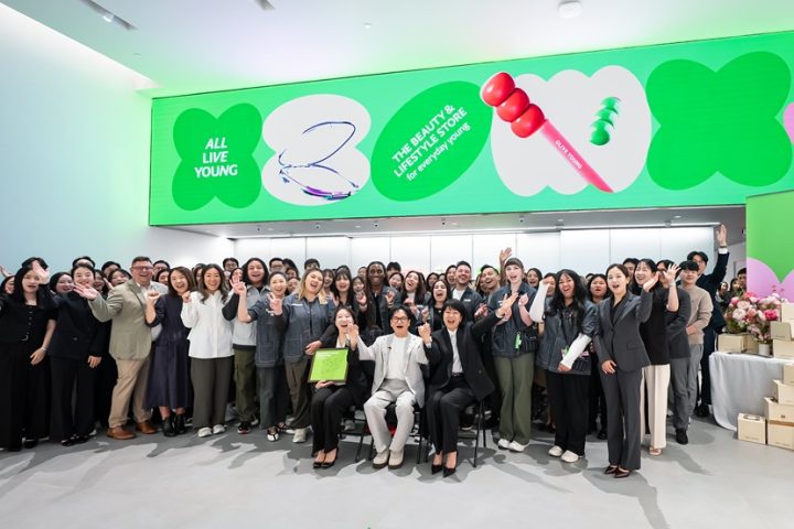 Chairman Lee Jay-hyun joins employees for a group photo at the Pasadena location.