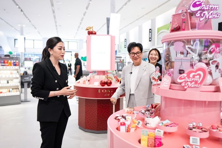 Chairman Lee Jay-hyun walks through the store before customers arrive.
