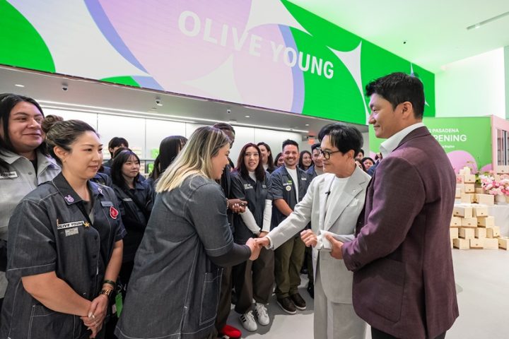 Chairman Lee Jay-hyun meets with employees ahead of the store’s opening in Pasadena.