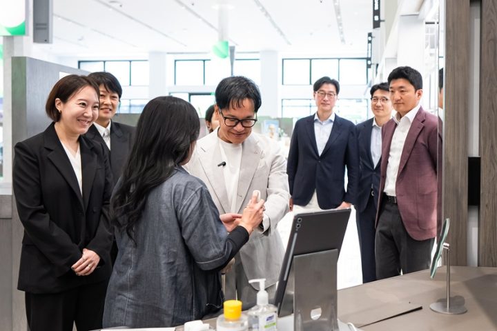 Chairman Lee tests beauty products during a visit to the Pasadena location.