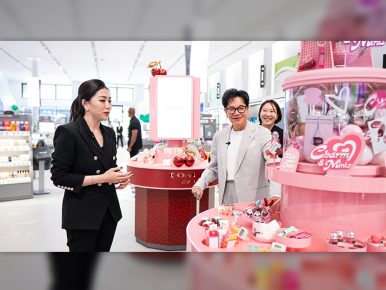Chairman Lee Jay-hyun walks through the store before customers arrive.