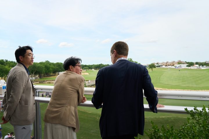 Chairman Lee Jay-hyun (center) views the golf course from a stand.