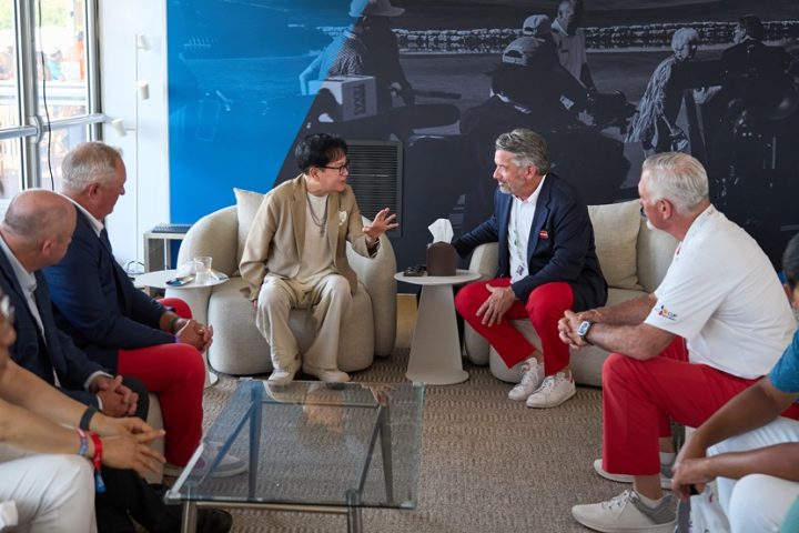 Chairman Lee speaks with a Salesmanship Club of Dallas (SCD) Menber seated in armchairs.