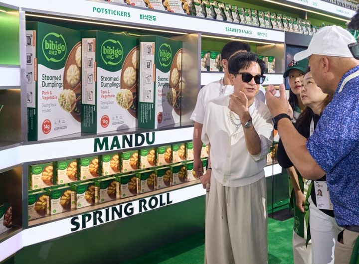 Chairman Lee is touring the bibigo stand at the House of CJ.