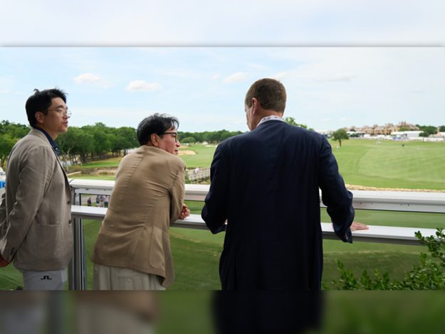 Chairman Lee Jay-hyun (center) views the golf course from a stand.