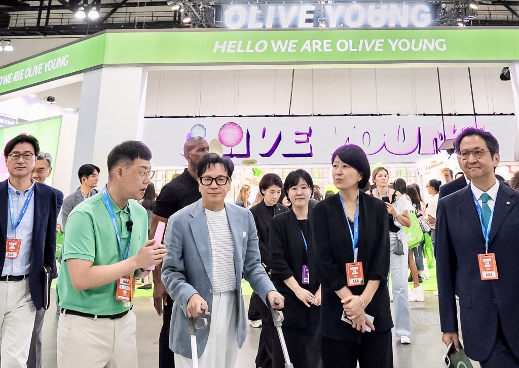 CJ Chairman Lee Jay-hyun walking through OLIVE YOUNG FESTA with attendees.
