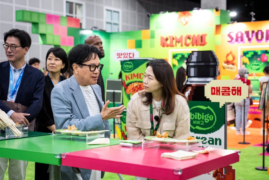 CJ Chairman Lee Jay-hyun sampling food at the bibigo booth.