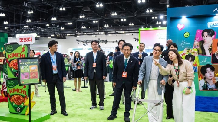 CJ Chairman Lee Jay-hyun samples bibigo Kimchi Noodles at KCON LA in Los Angeles.