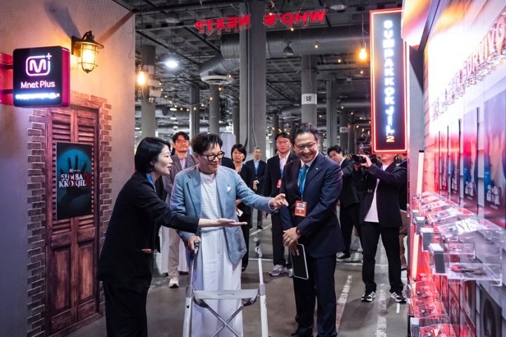 CJ Chairman Lee Jay-hyun visits the Mnet Plus booth at KCON LA 2026.