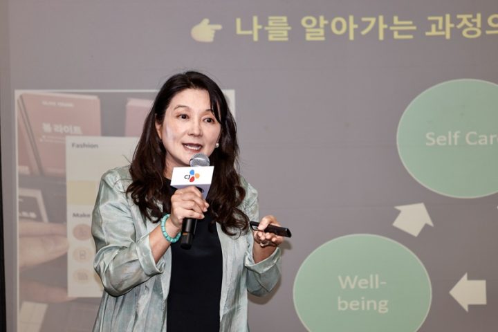 Professor Kim Suk-young lectures on K-style consumption trends among Gen Z and Gen Alpha in the U.S.